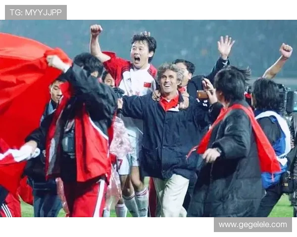 中国足球队迎战强敌，备战世界杯预选赛引关注，球迷期待精彩表现